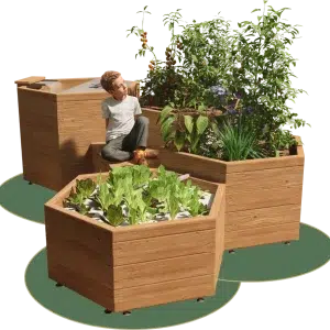 Système aquaponie en bois avec un enfant dessus